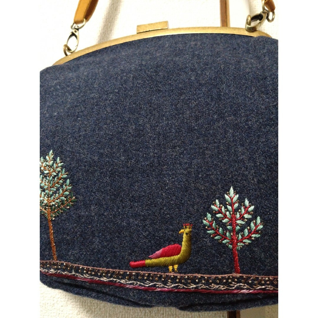 ANNA SUI(アナスイ)のANNA SUI、がま口ショルダーバッグ、刺繍入り、大きめ、斜めがけ レディースのバッグ(ショルダーバッグ)の商品写真