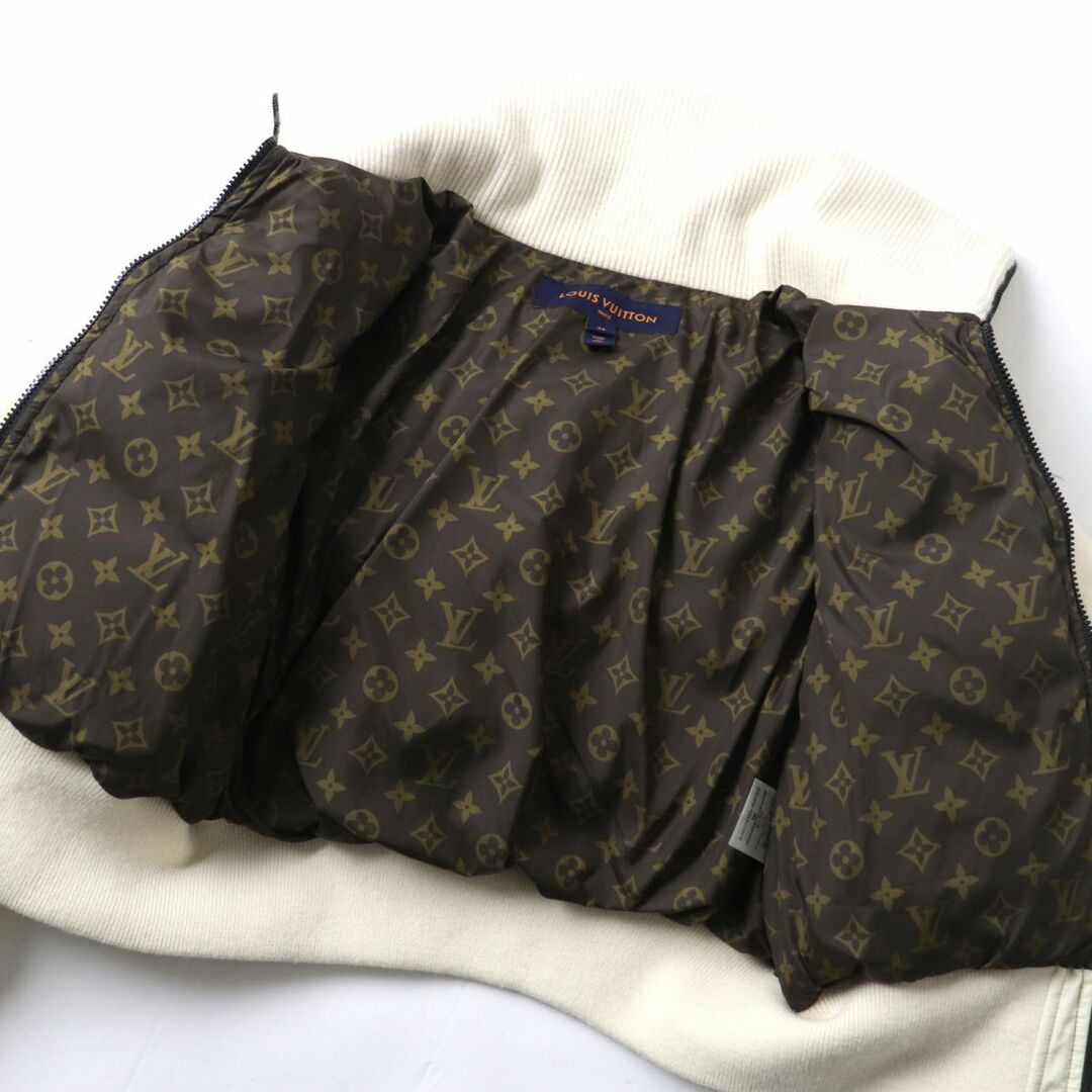 LOUIS VUITTON(ルイヴィトン)の極美品★2023年 正規品 ルイヴィトン 1AAK8E クロップドグラフィックジッパーパファジャケット アイボリー 34 ハンガー・ガーメント付き レディースのジャケット/アウター(ブルゾン)の商品写真