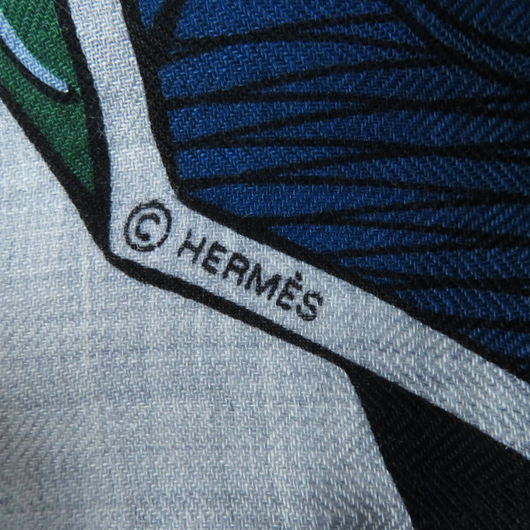 Hermes(エルメス)の未使用品 HERMES エルメス 22SS Mysterious Rider ミステリアスライダー カレ140 カシミヤ×シルク  VERT／GRIS CHINE／FUCHS ショール／ストール 箱付き フランス製 正規品 メンズ メンズのファッション小物(ストール)の商品写真