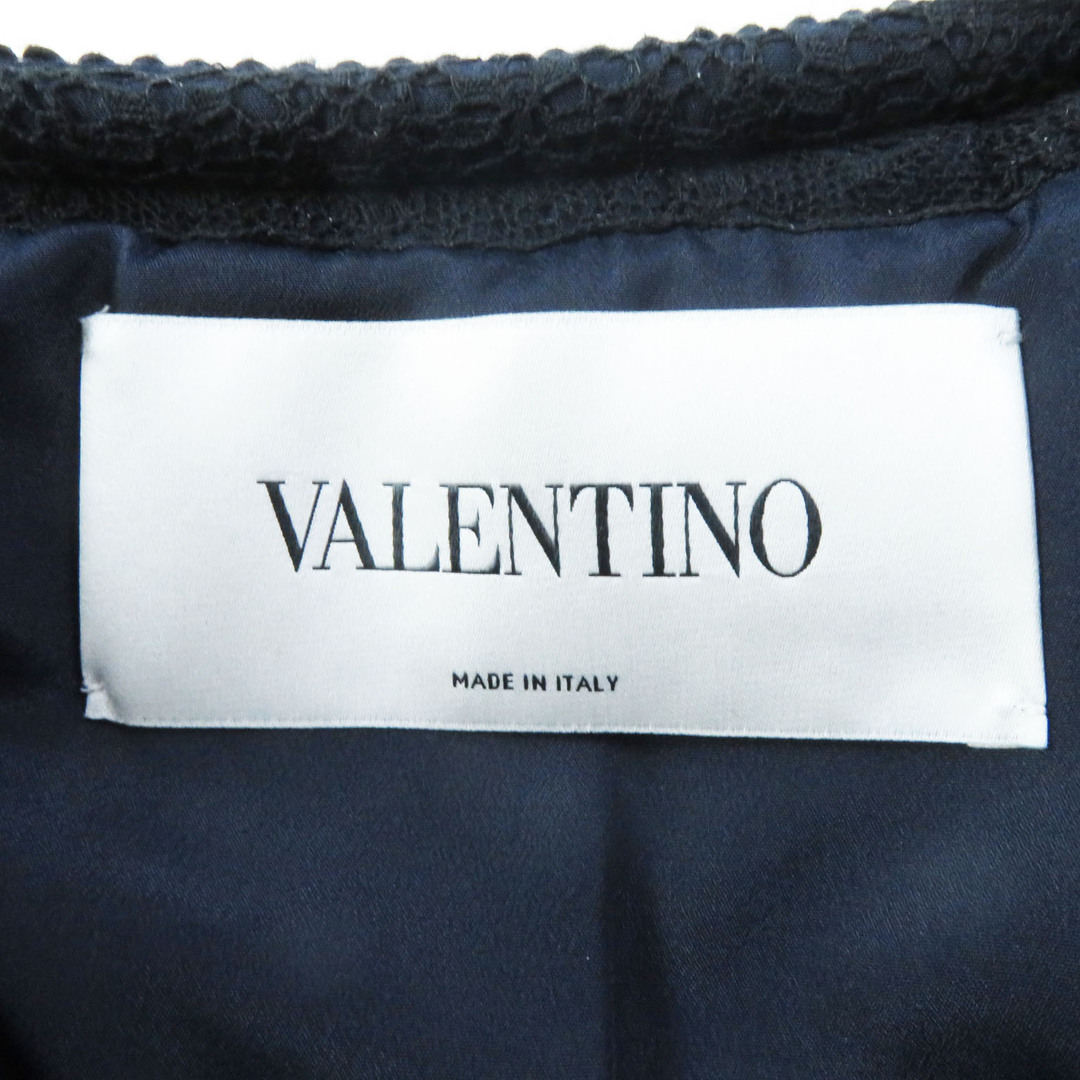 VALENTINO(ヴァレンティノ)の未使用品 VALENTINO ヴァレンティノ レース刺繍入り 中綿入り ノーカラーコート ネイビー ブラック 46 ハンガー付き イタリア製 正規品 レディース 定価512,400円 レディースのジャケット/アウター(その他)の商品写真