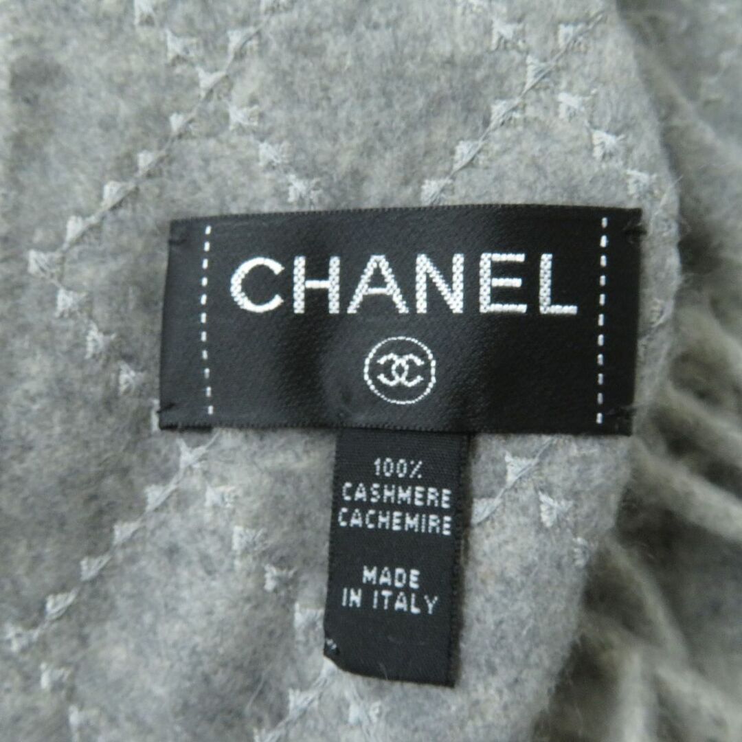 CHANEL(シャネル)の美品★CHANEL シャネル ココマーク刺繍入り フリンジ付き カシミヤ100％ マフラー／ショール レディース グレー イタリア製 エレガント◎ レディースのファッション小物(マフラー/ショール)の商品写真