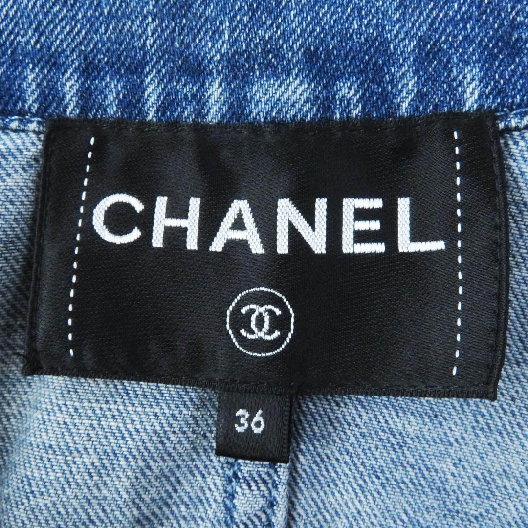 CHANEL(シャネル)の極美品 CHANEL シャネル 22A P73033 ココボタン フロントフリル 裾リボン デニムジャケット ライトブルー 36 ハンガー・ガーメント付き イタリア製 正規品 レディース レディースのジャケット/アウター(Gジャン/デニムジャケット)の商品写真