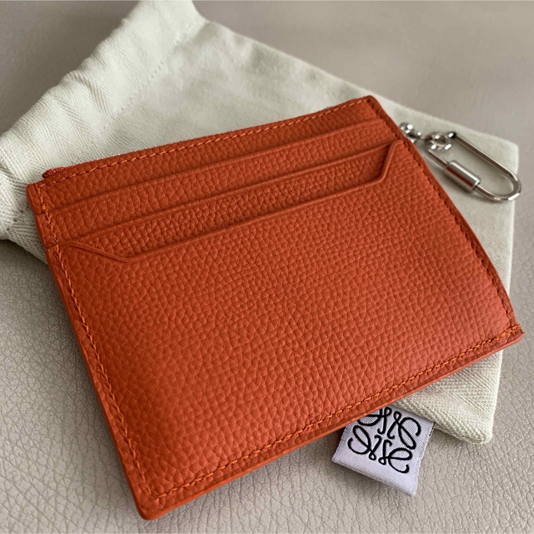LOEWE(ロエベ)の新品箱付き現行品　ロエベ  アナグラム　チェーンカードホルダー　オレンジ レディースのファッション小物(財布)の商品写真