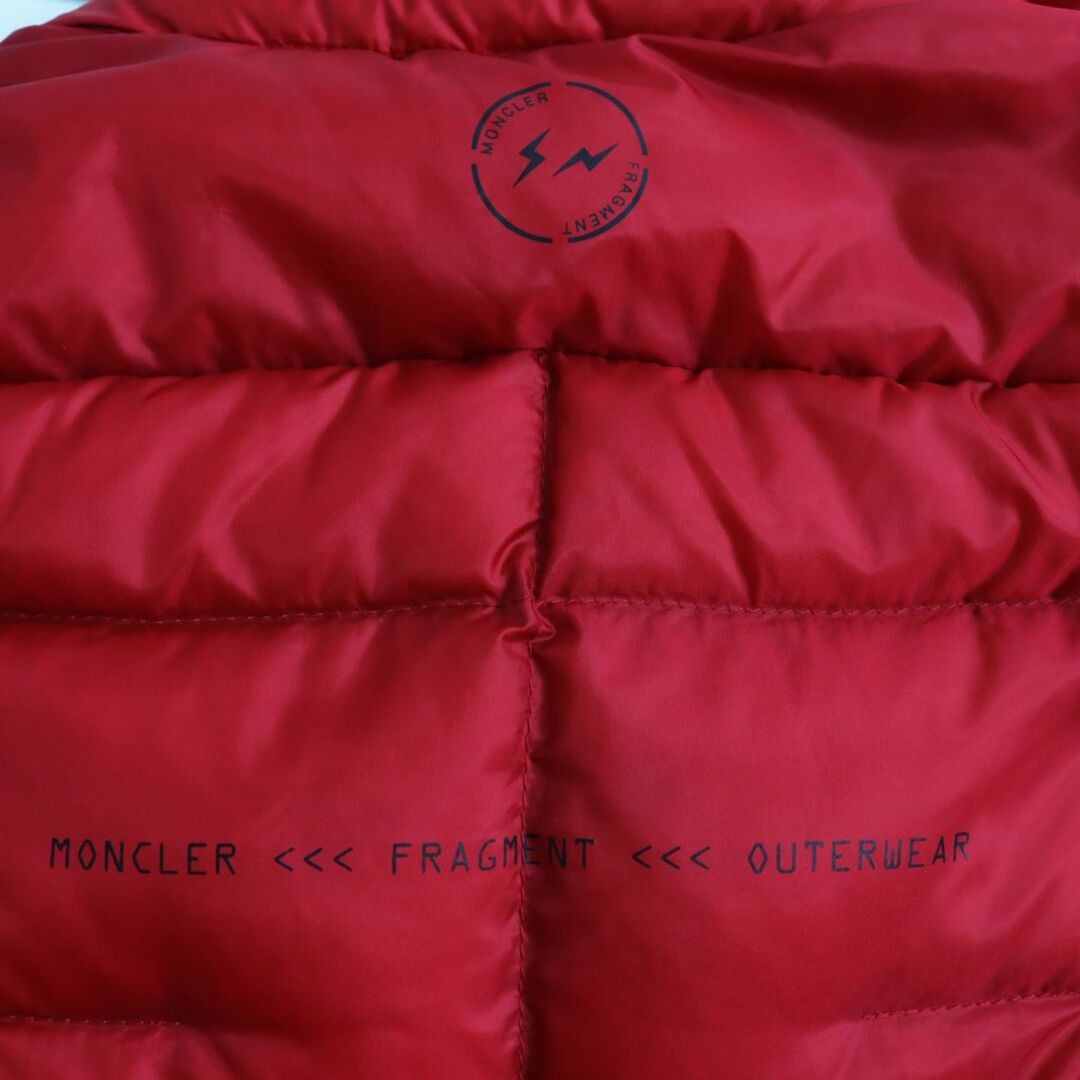 MONCLER(モンクレール)の極美品●モンクレールジーニアス 7 フラグメント ヒロシフジワラ HOTZ プリント入り ライトダウンジャケット レッド 1 イタリア製 正規品 メンズのジャケット/アウター(ダウンジャケット)の商品写真