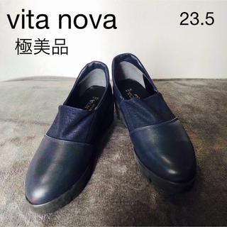 極美品vita nova 厚紙　レザー　革靴　紺色(ローファー/革靴)