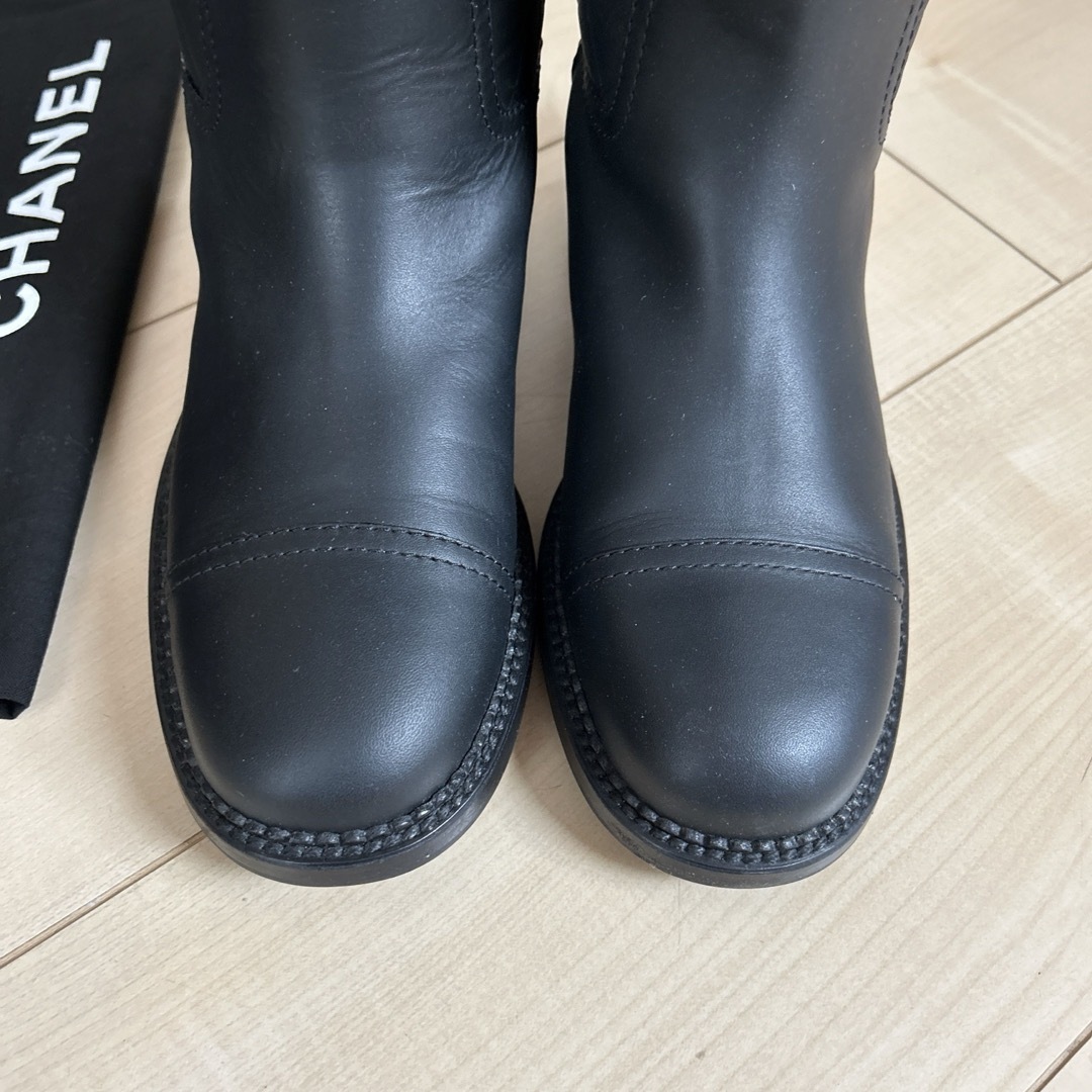 CHANEL(シャネル)のシャネルのロングブーツ 38 CHANEL レディースの靴/シューズ(ブーツ)の商品写真