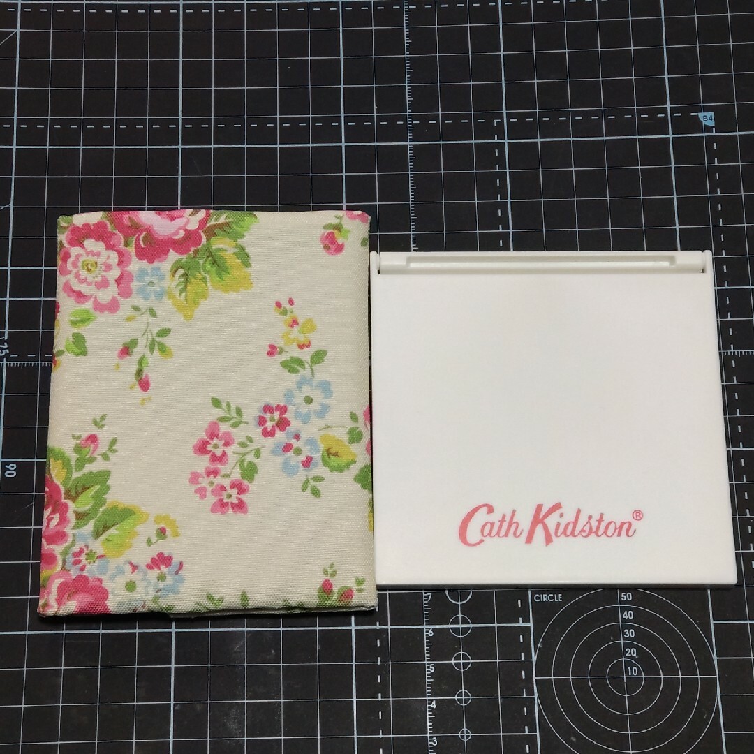 Cath Kidston(キャスキッドソン)のキャスキッドソン　ミラー　ポケットティッシュケース レディースのファッション小物(ミラー)の商品写真