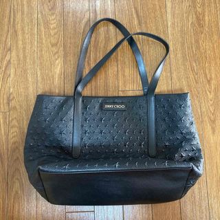 ジミーチュウ(JIMMY CHOO)のジミーチュウ サラ スターエンボス トートバッグ 黒(トートバッグ)