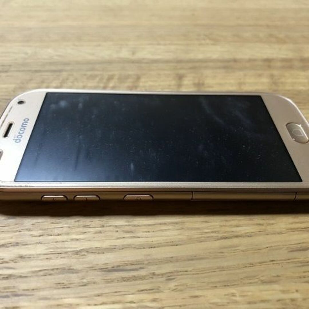 日本製 me F-01L ゴールド SIMフリー ケース付 液晶フィルム スマホ/家電/カメラのスマートフォン/携帯電話(スマートフォン本体)の商品写真