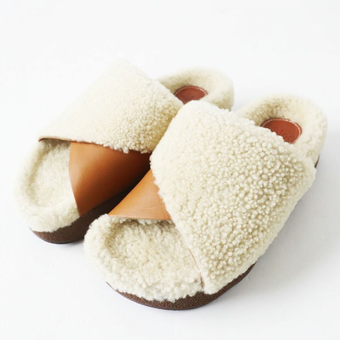 Chloe(クロエ)の未使用品◎正規品 定価89100円 Chloe クロエ WAVY SLIDES レディース ムートンレザー フラットサンダル ブラウン×ベージュ 35 箱・袋付き レディースの靴/シューズ(サンダル)の商品写真