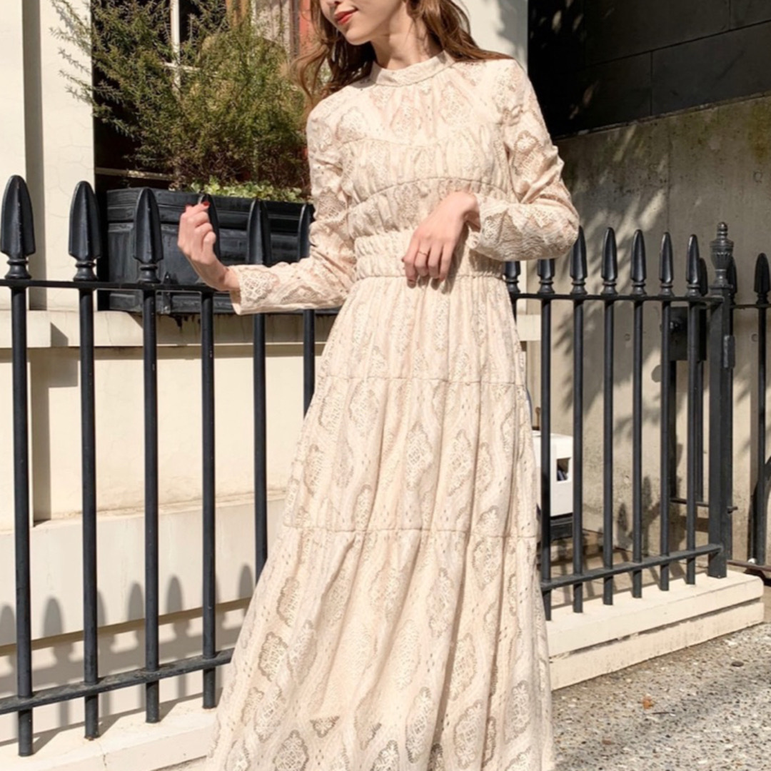 Ameri VINTAGE(アメリヴィンテージ)のAMERI☁️LACE SHIRRING DRESS 新品　Mサイズ レディースのワンピース(ロングワンピース/マキシワンピース)の商品写真