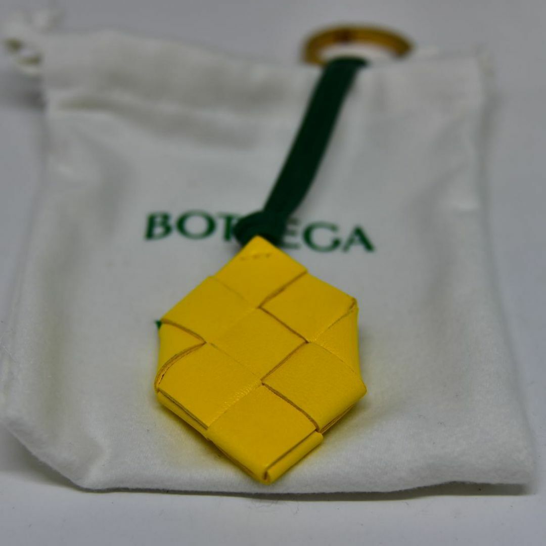 Bottega Veneta(ボッテガヴェネタ)のほぼ新品 鑑定済 BOTTEGA VENETA ボッテガヴェネタ  キーホルダー レディースのファッション小物(キーホルダー)の商品写真