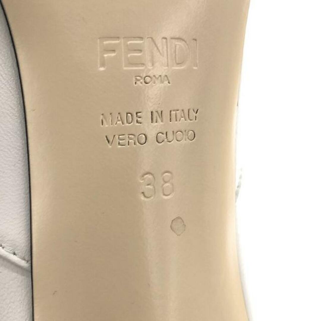 FENDI(フェンディ)のFENDI / フェンディ | スクエアトゥ バックロゴジップ レザーショートブーツ ブーディ | 38 | ホワイト | レディース レディースの靴/シューズ(ブーツ)の商品写真