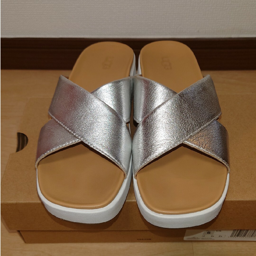 UGG(アグ)の【美品】UGG  エミリー  クロスストラップ サンダル  23cm  シルバー レディースの靴/シューズ(サンダル)の商品写真