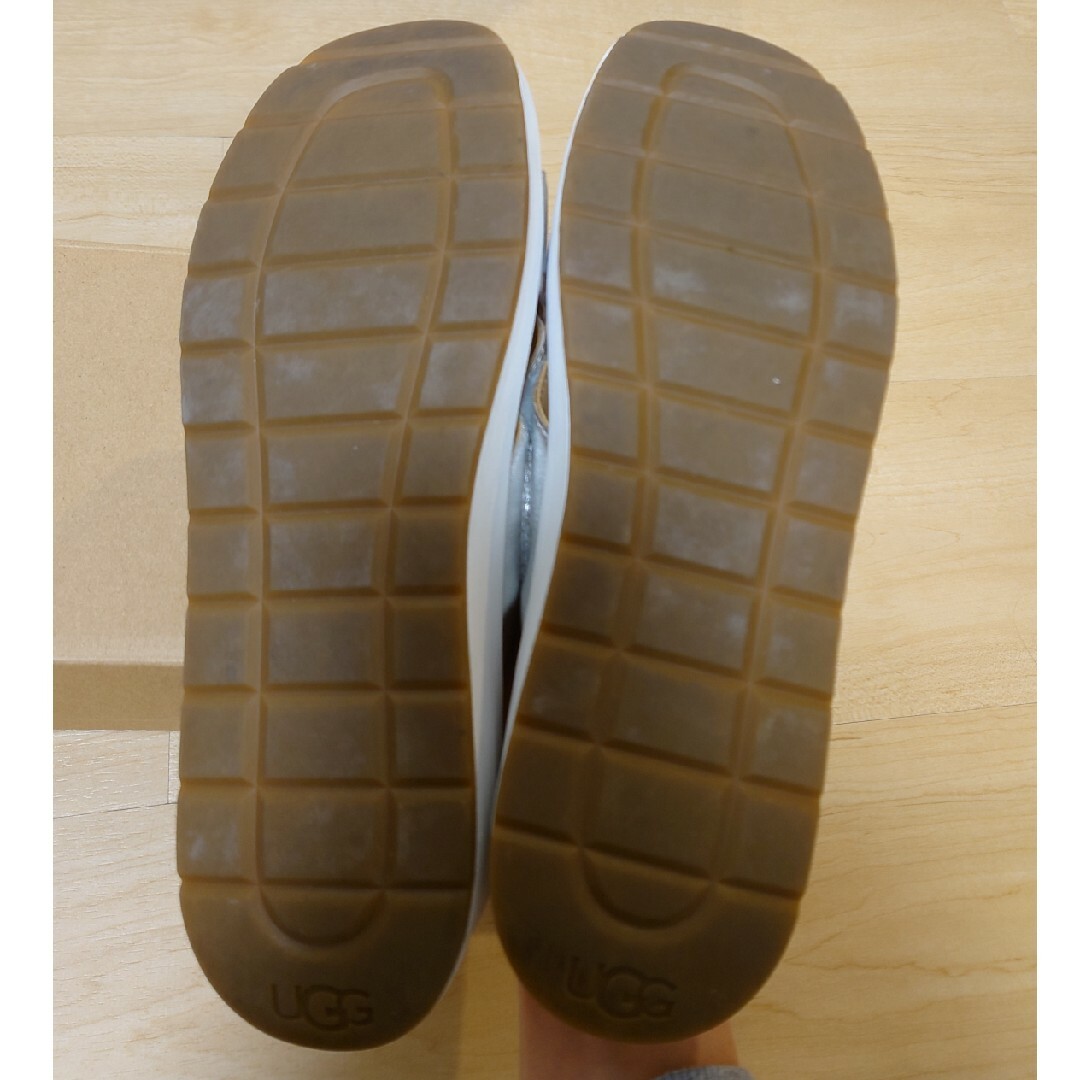 UGG(アグ)の【美品】UGG  エミリー  クロスストラップ サンダル  23cm  シルバー レディースの靴/シューズ(サンダル)の商品写真