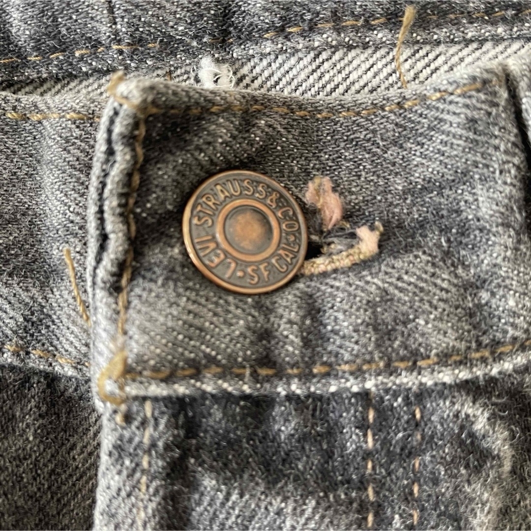 Levi's(リーバイス)のLEVIS 501 古着 デニム 黒 ジーンズ ダメージ【L】 USA製 レディースのパンツ(デニム/ジーンズ)の商品写真