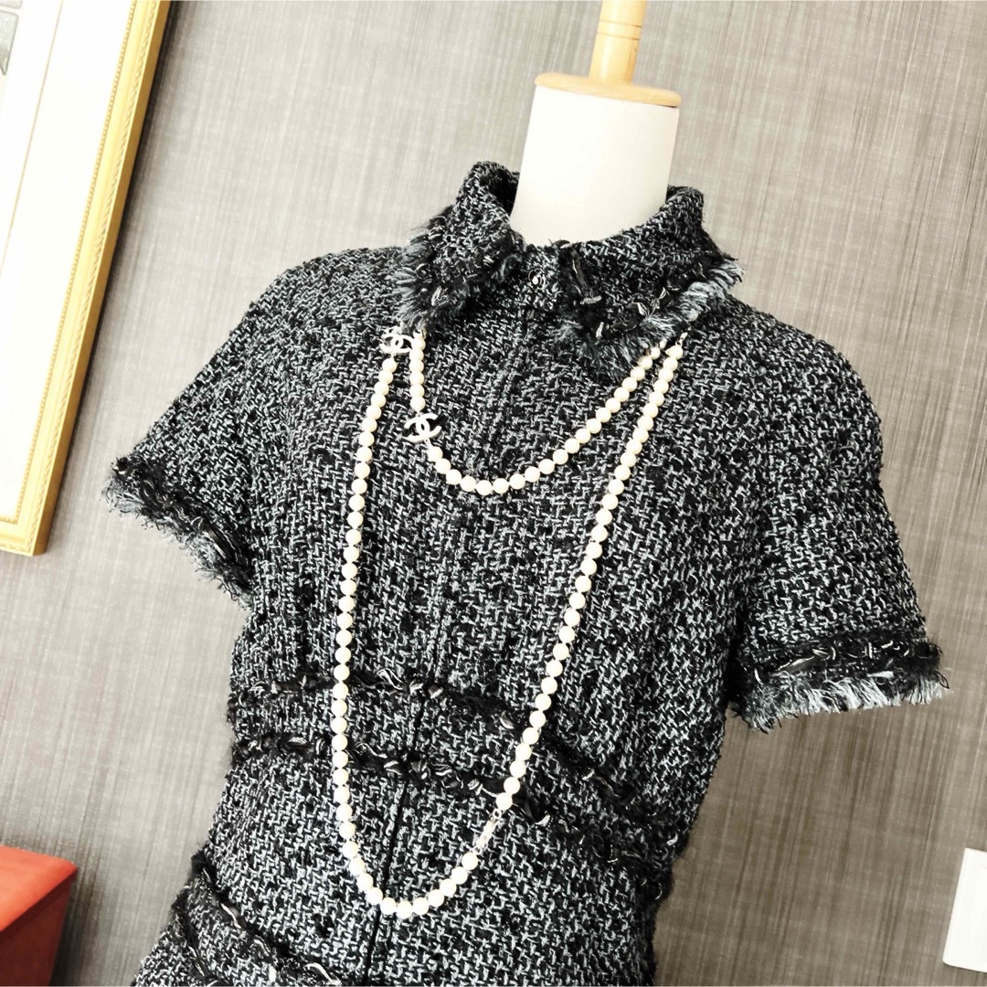 美品 CHANEL シャネル カメリアボタン ツイード ラメ フリル ワンピース 美品 CHANEL シャネル カメリアボタン ツイード ラメ フリル ワンピース
