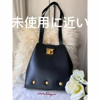 サルヴァトーレフェラガモ(Salvatore Ferragamo)の【本物保証】未使用に近い　フェラガモ パンプス　柄金具 　レザーショルダーバッグ(ショルダーバッグ)