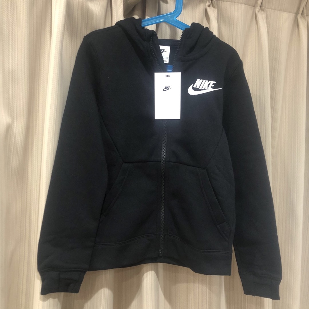 NIKE(ナイキ)の新品未使用タグ付き　NIKE ナイキ　フルジップパーカー　フーディ　130cm キッズ/ベビー/マタニティのキッズ服男の子用(90cm~)(ジャケット/上着)の商品写真