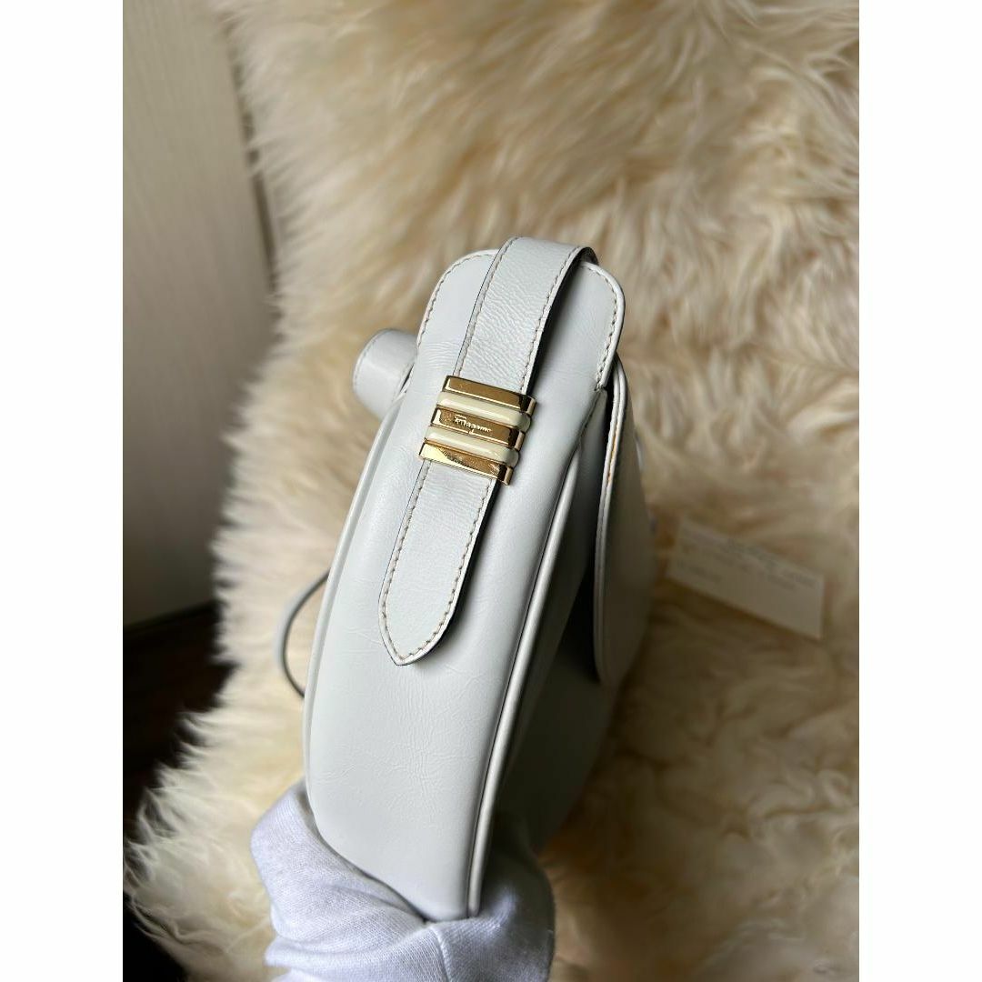 Ferragamo(フェラガモ)の【本物保証】 美品 フェラガモ ショルダーバッグ　ホワイト レディースのバッグ(ショルダーバッグ)の商品写真