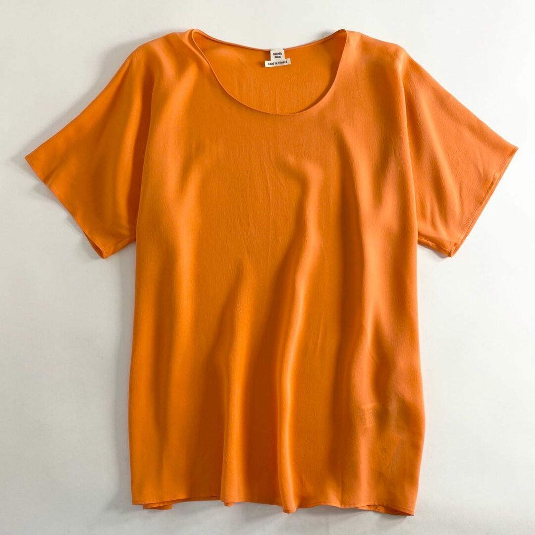 Hermes(エルメス)の25c6 タグ付 HERMES エルメス シルク100％ フランス製 TEE SHIRT Tシャツ 半袖 ブラウス エルメス 44 オレンジ  MADE IN FRANCE レディースのトップス(シャツ/ブラウス(半袖/袖なし))の商品写真