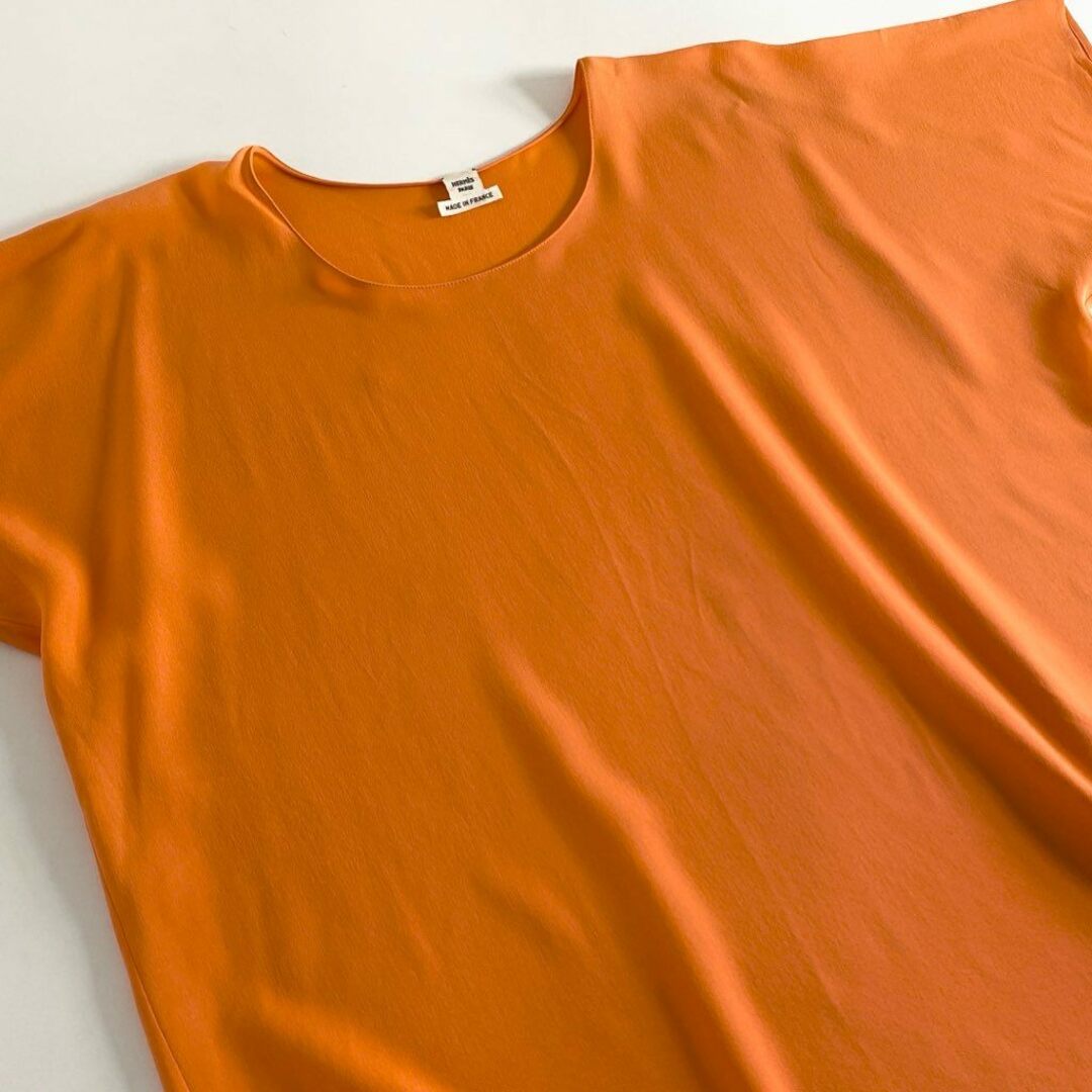 Hermes(エルメス)の25c6 タグ付 HERMES エルメス シルク100％ フランス製 TEE SHIRT Tシャツ 半袖 ブラウス エルメス 44 オレンジ  MADE IN FRANCE レディースのトップス(シャツ/ブラウス(半袖/袖なし))の商品写真