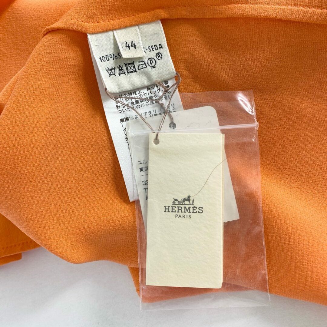 Hermes(エルメス)の25c6 タグ付 HERMES エルメス シルク100％ フランス製 TEE SHIRT Tシャツ 半袖 ブラウス エルメス 44 オレンジ  MADE IN FRANCE レディースのトップス(シャツ/ブラウス(半袖/袖なし))の商品写真