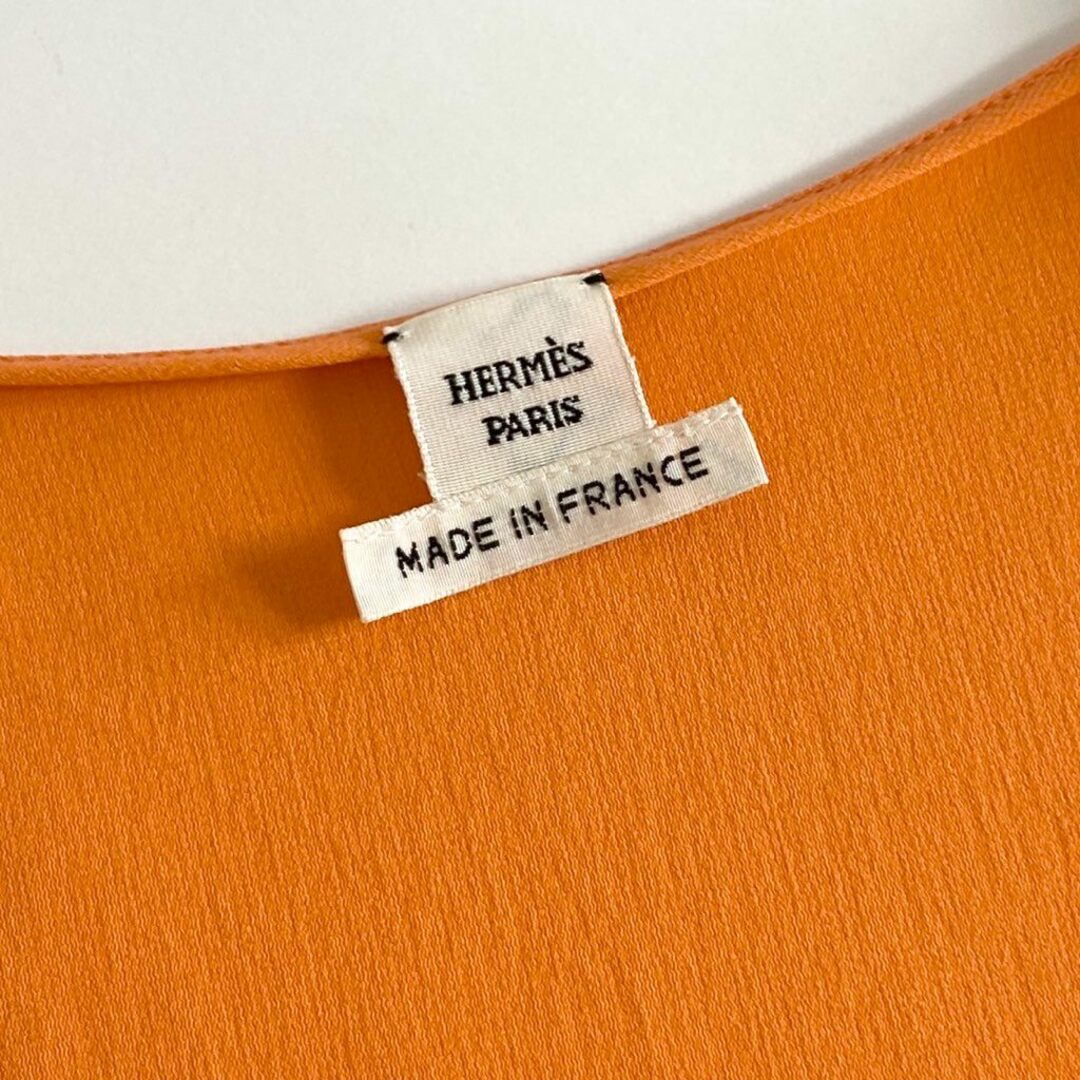 Hermes(エルメス)の25c6 タグ付 HERMES エルメス シルク100％ フランス製 TEE SHIRT Tシャツ 半袖 ブラウス エルメス 44 オレンジ  MADE IN FRANCE レディースのトップス(シャツ/ブラウス(半袖/袖なし))の商品写真