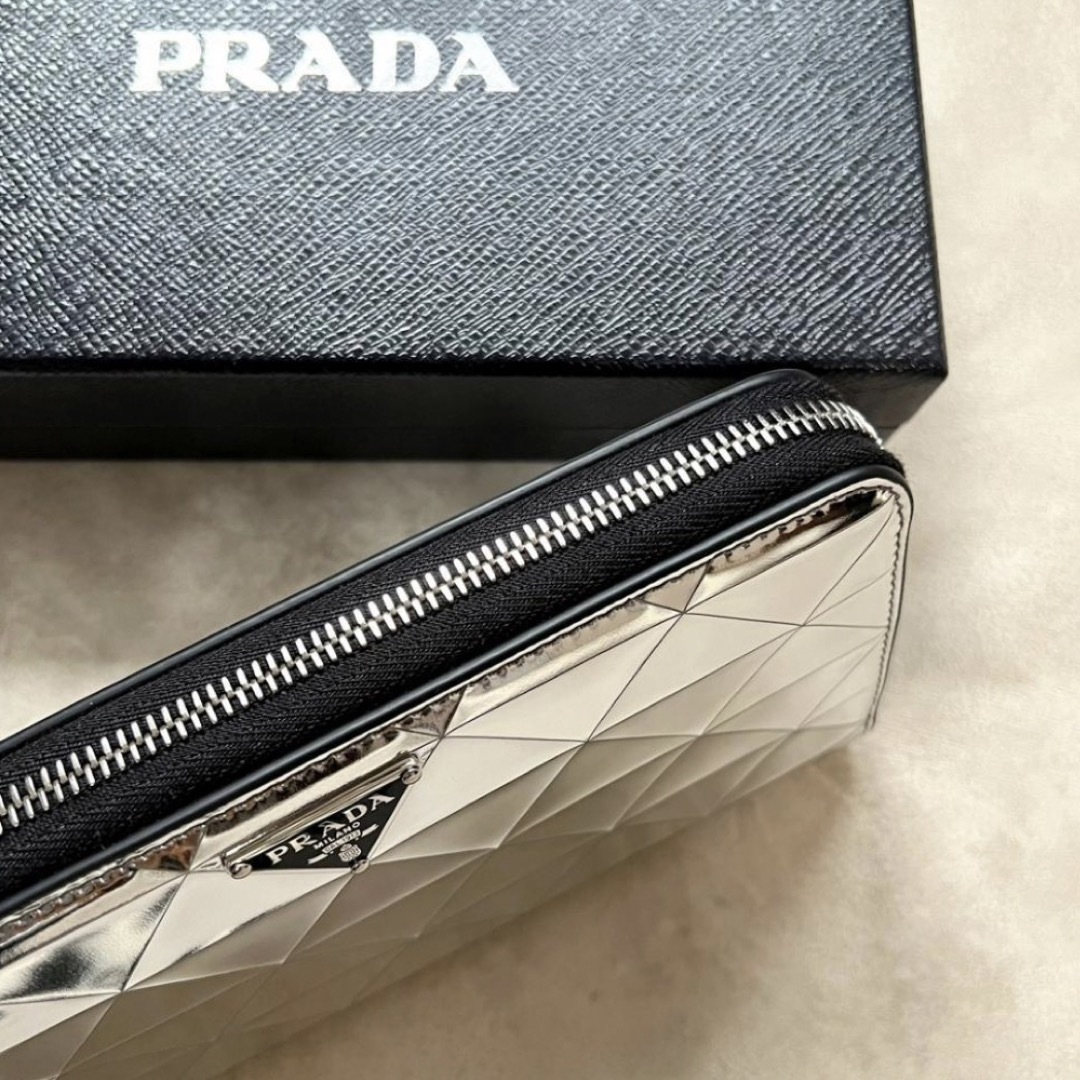 PRADA(プラダ)の【新品未使用箱付き】プラダ　長財布 メンズのファッション小物(長財布)の商品写真