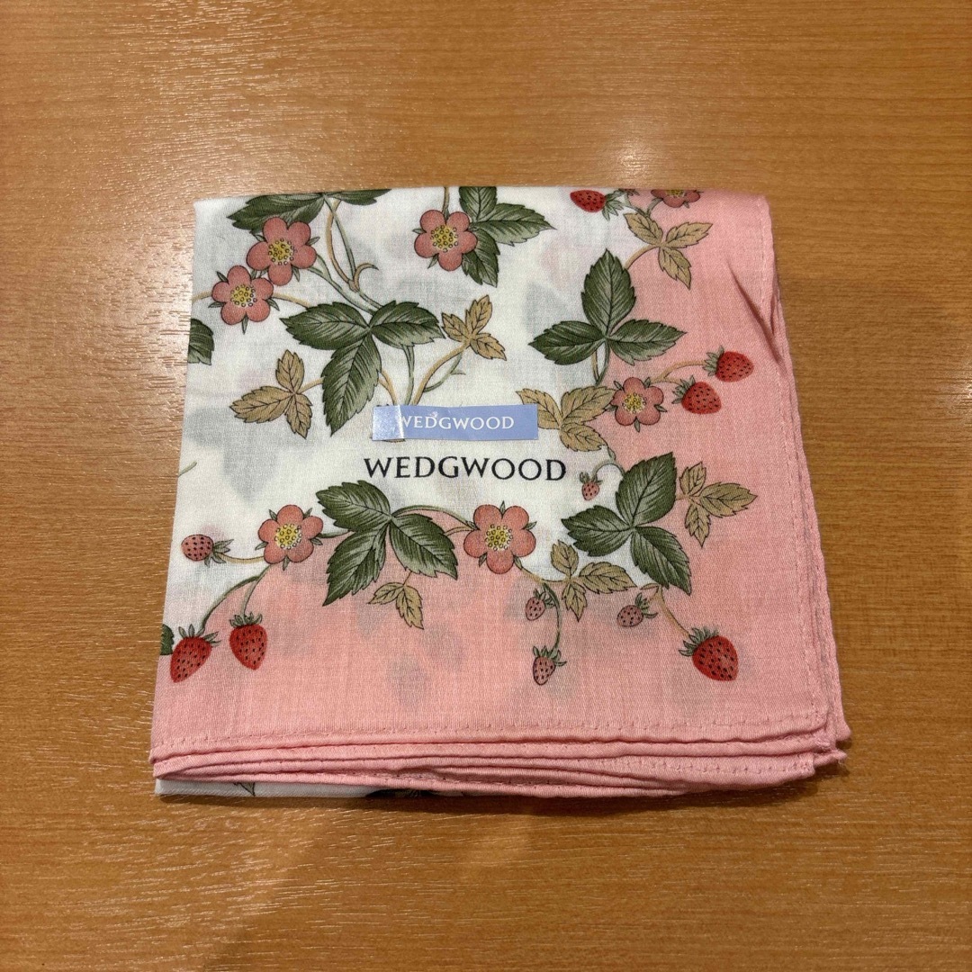 WEDGWOOD(ウェッジウッド)のウェッジウッドハンカチ　ワイルドストロベリーピンク レディースのファッション小物(ハンカチ)の商品写真