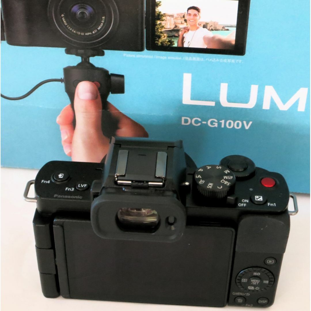 Panasonic(パナソニック)の使用僅か　極美品 　LUMIX DC-G100V　 ズームレンズ付 スマホ/家電/カメラのカメラ(ミラーレス一眼)の商品写真