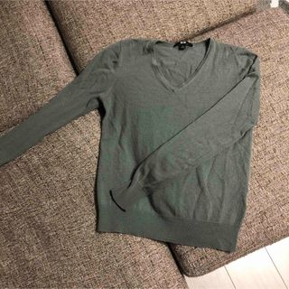 ユニクロ(UNIQLO)のユニクロ　ブルーグレー色の薄手ニット(ニット/セーター)