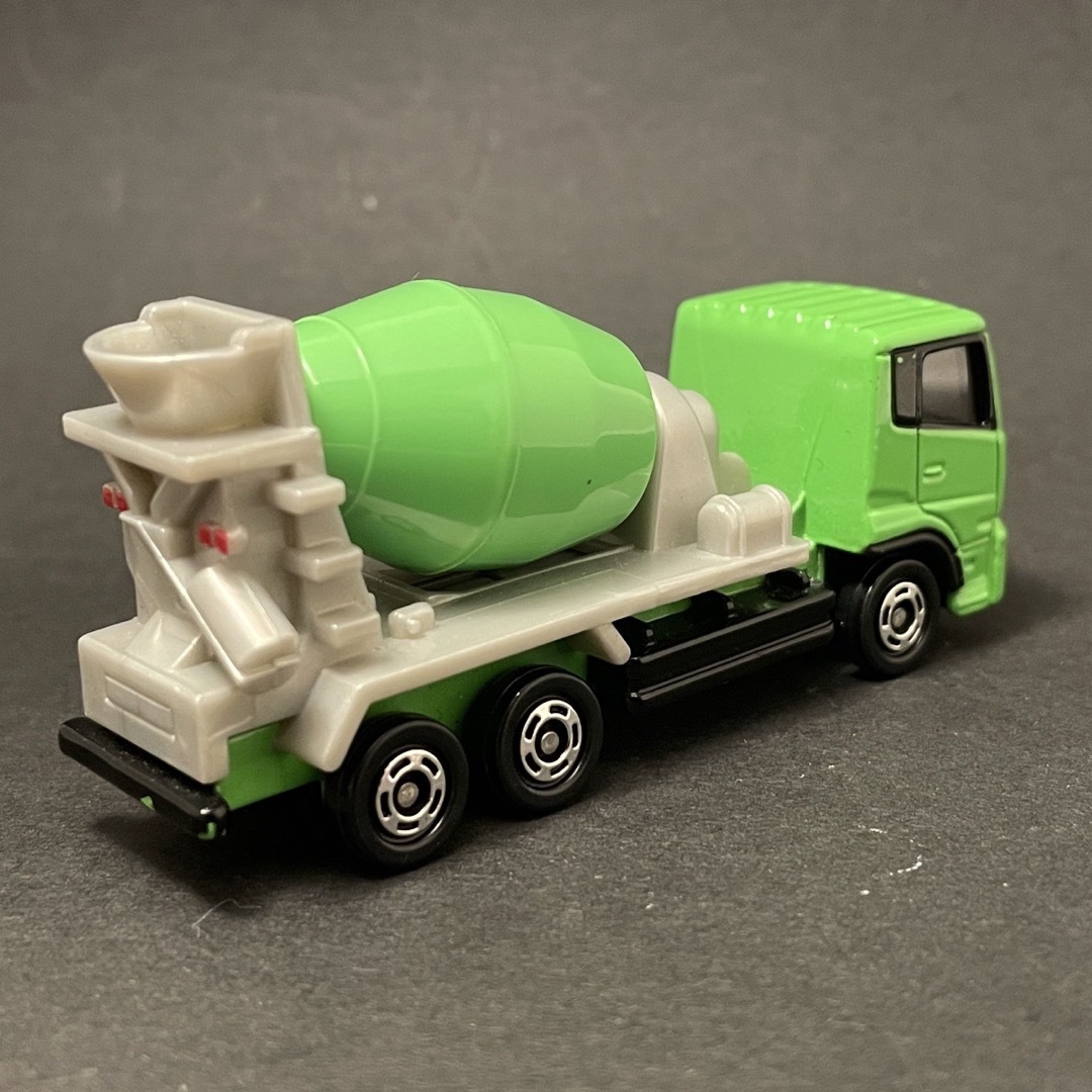 Takara Tomy(タカラトミー)の【非売品】トミカ  UD トラックス クオン ミキサー車 緑 エンタメ/ホビーのおもちゃ/ぬいぐるみ(ミニカー)の商品写真