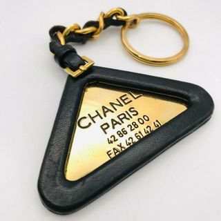 シャネル(CHANEL)のCHANEL シャネル ラム チェーン キーホルダー 三角 プレート ブラック ゴールド 良品 a2480(キーホルダー)