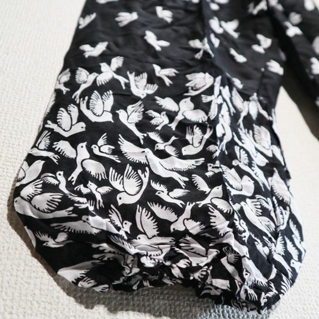 【新品】タイパンツ　小鳥がいっぱいの柄　黒ベース メンズのパンツ(サルエルパンツ)の商品写真