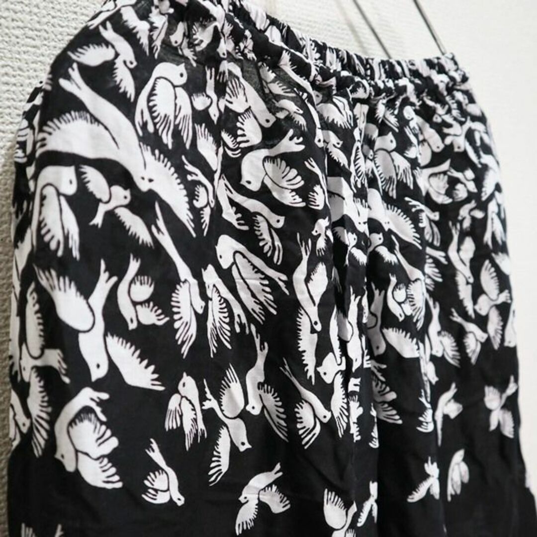 【新品】タイパンツ　小鳥がいっぱいの柄　黒ベース メンズのパンツ(サルエルパンツ)の商品写真