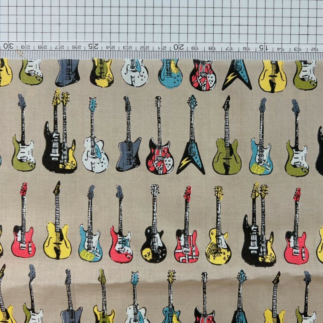 新品　50×52生地　リアル　ギター　柄　生地　グレーベージュ 楽器のギター(エレキギター)の商品写真