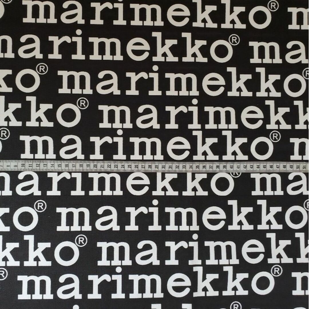 marimekko(マリメッコ)のキャンバス生地　帆布　マリメッコ風　ロゴ柄　ブラック地　145×74㎝ ハンドメイドの素材/材料(生地/糸)の商品写真