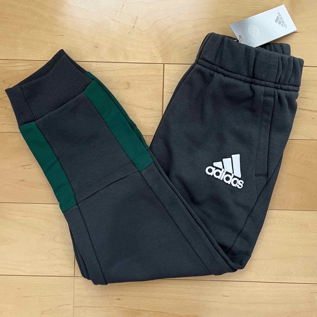 adidas(アディダス)のadidas スウェットパンツ アディダス 150cm 緑×灰色☆新品未使用 キッズ/ベビー/マタニティのキッズ服男の子用(90cm~)(パンツ/スパッツ)の商品写真