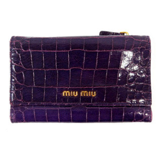 ミュウミュウ(miumiu)のミュウミュウ 三つ折り財布 クロコダイル型押し レザー ロゴプレート 紫(財布)