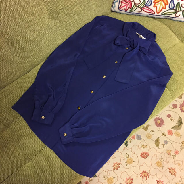 Santa Monica(サンタモニカ)のボタンが可愛い☺︎ ヴィンテージ品  襟リボンとろみシャツ レディースのトップス(シャツ/ブラウス(長袖/七分))の商品写真