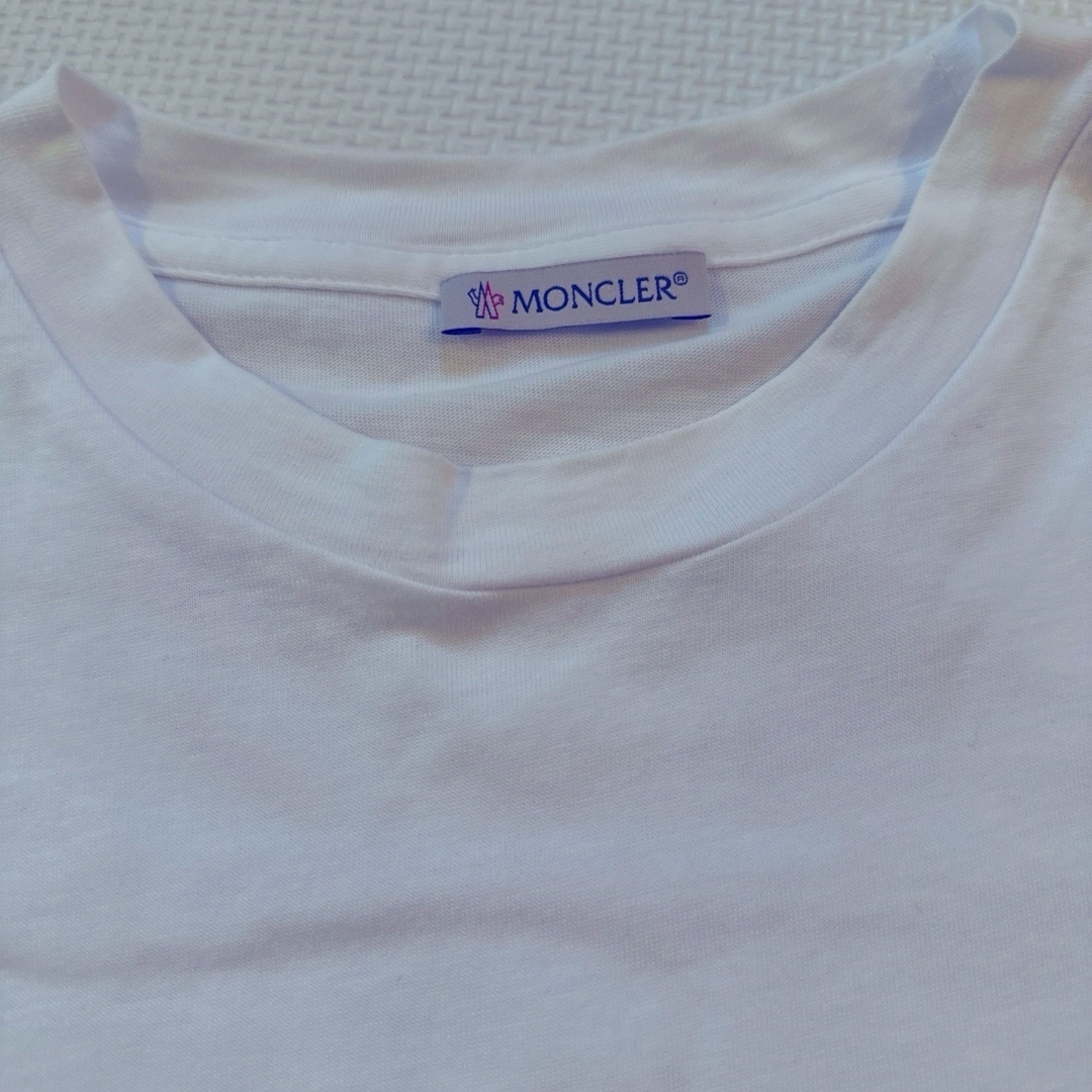 MONCLER*魅力を引き出そう*ブラック メタリックロゴ T シャツ
