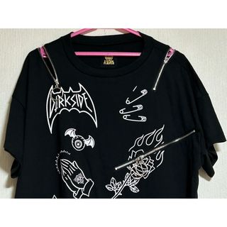 リッスンフレーバー(LISTEN FLAVOR)の美品　LISTEN FLAVOR グラフィティージップトップス　半袖Tシャツ(Tシャツ/カットソー(半袖/袖なし))