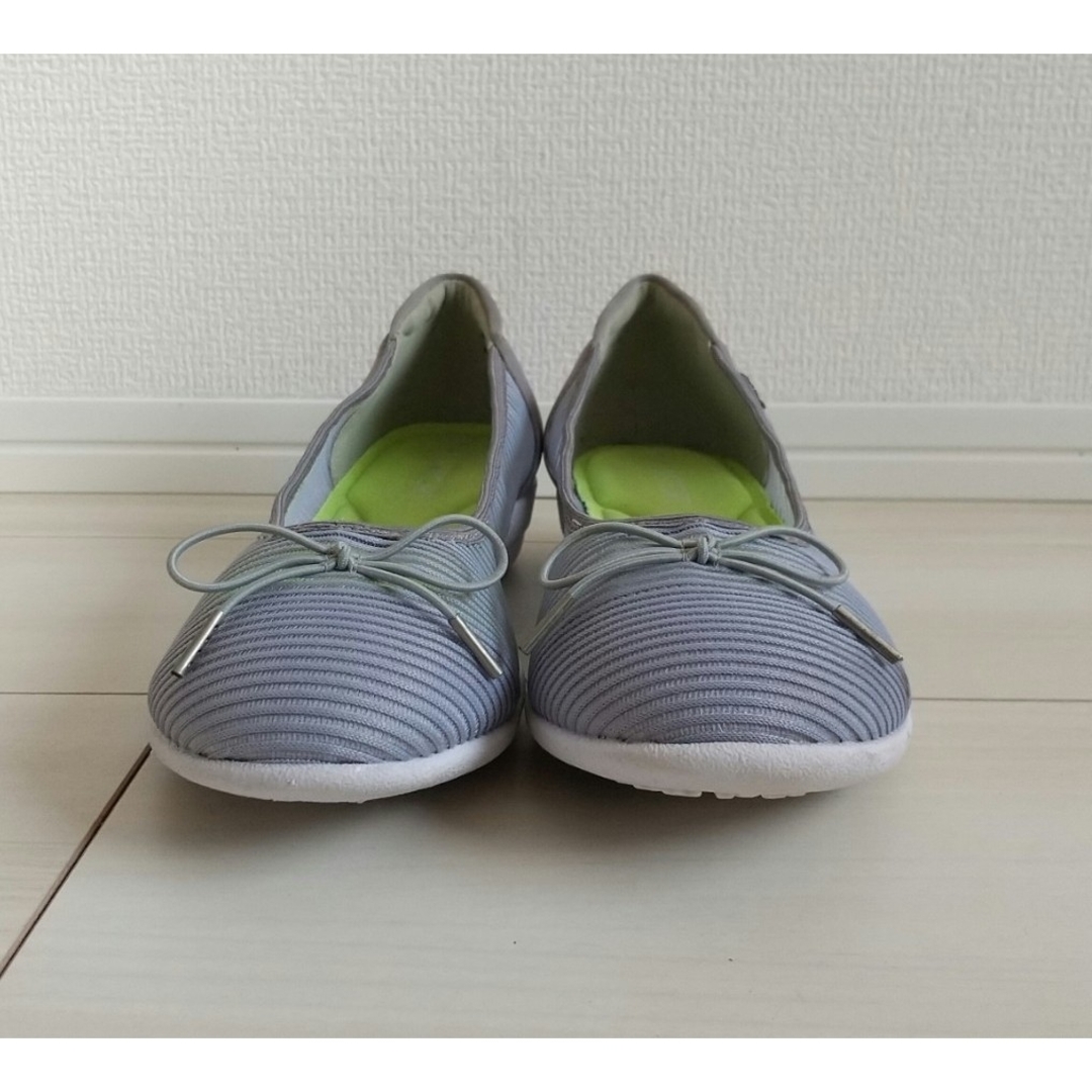 （636）ELLESPORT グレー×ライトグリーン バレエシューズ（23.5） レディースの靴/シューズ(その他)の商品写真