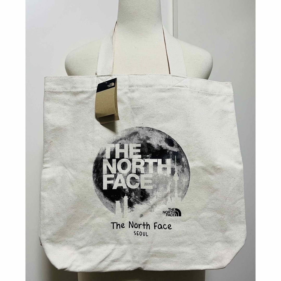 THE NORTH FACE(ザノースフェイス)の韓国限定.新品本物　2024 ノースフェイス トートバッグ　地球　白 メンズのバッグ(トートバッグ)の商品写真