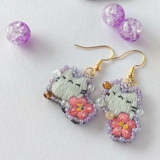 猫は梅の花と春を楽しむ〜猫と梅の花の刺繍ピアス(ピアス)