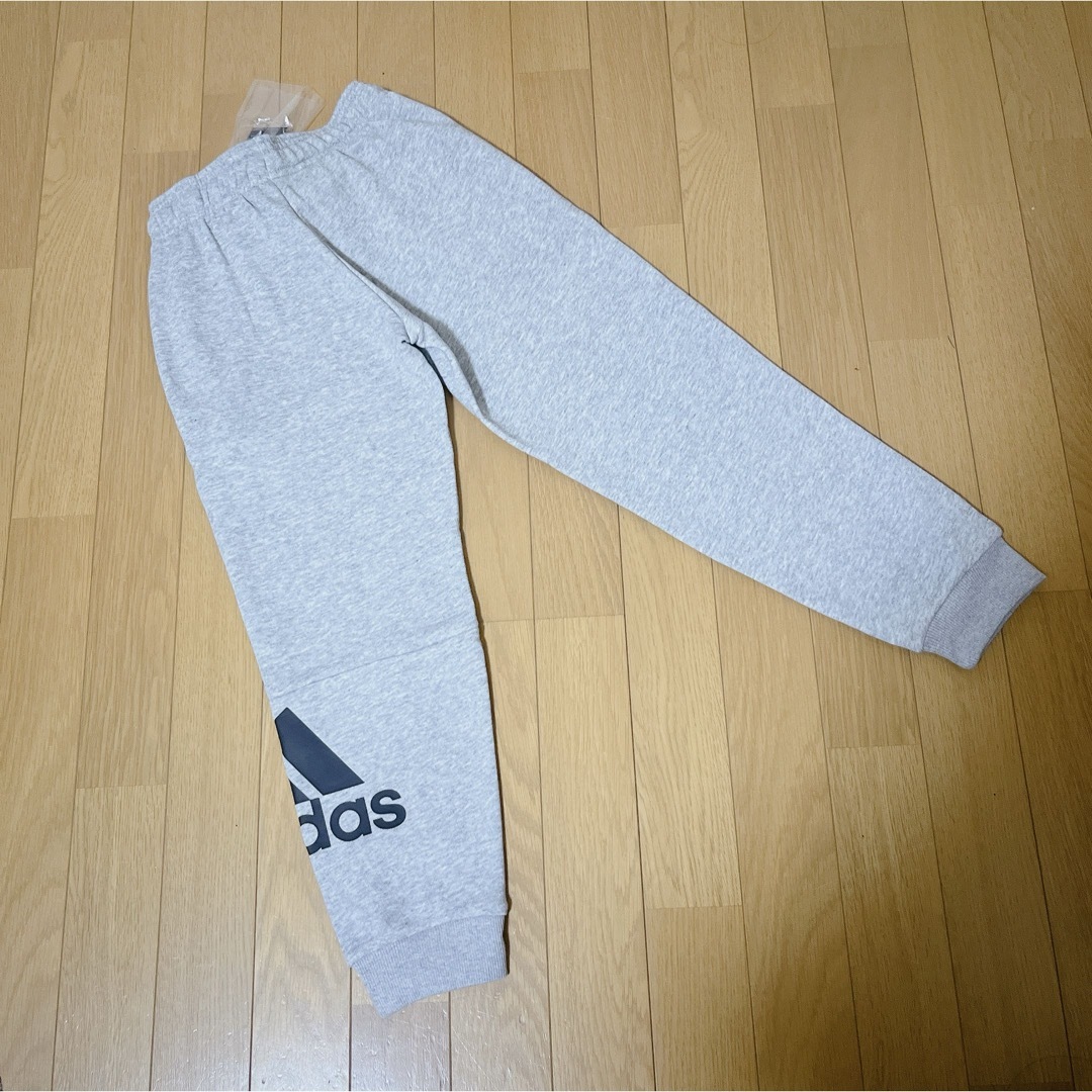 adidas(アディダス)のadidas スウェット パンツ 130 グレー 男の子 女の子 男女兼用 キッズ/ベビー/マタニティのキッズ服男の子用(90cm~)(パンツ/スパッツ)の商品写真