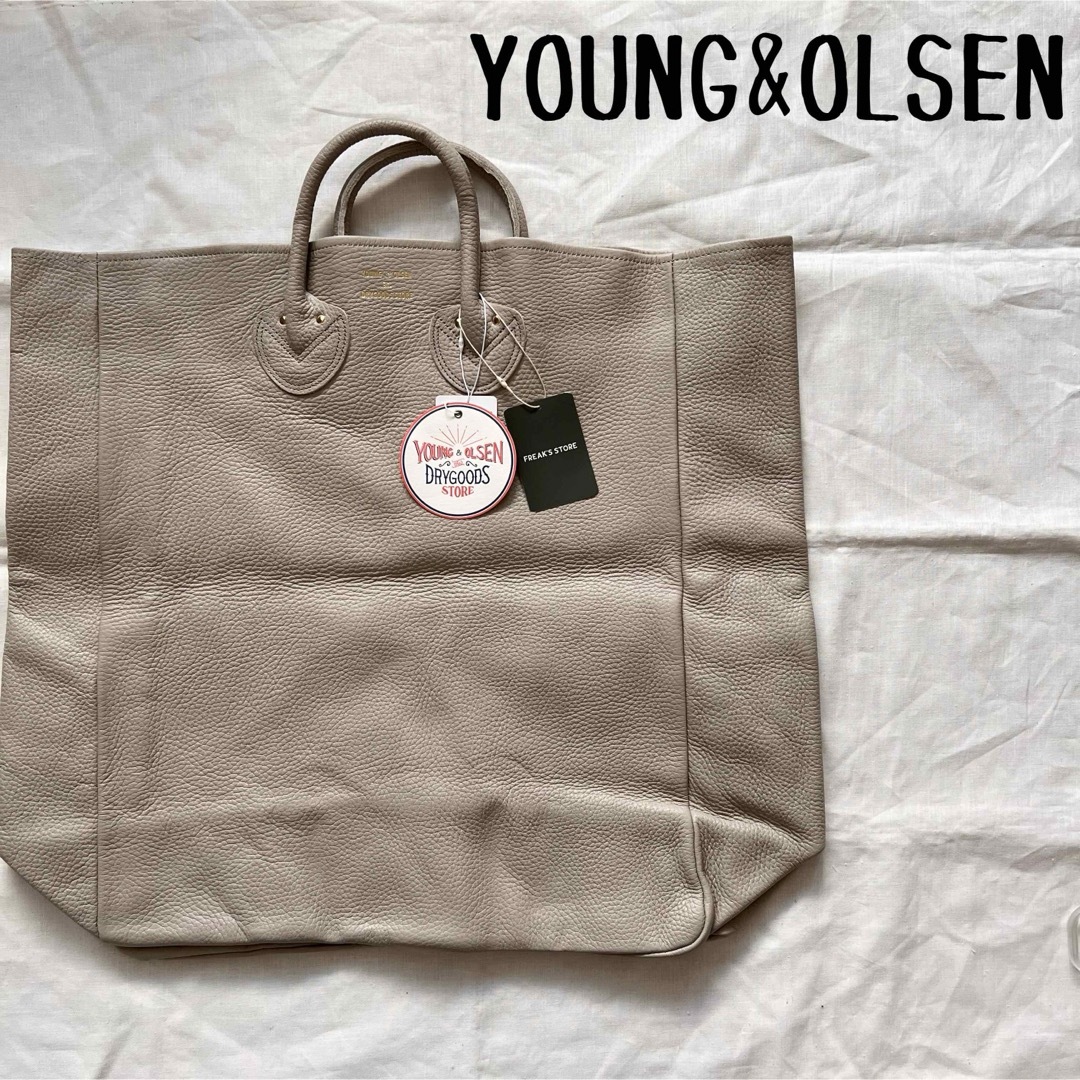 YOUNG&OLSEN(ヤングアンドオルセン)の●新品タグ付●【ヤングアンドオルセン 】エンボスレザートートL ベージュ　本革 レディースのバッグ(トートバッグ)の商品写真