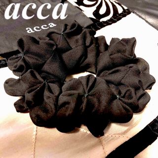 アッカ(acca)のアッカacca エレガント♡ボリューム♡摘みフラワー♡ブラックシュシュ♡ヘアゴム(ヘアゴム/シュシュ)