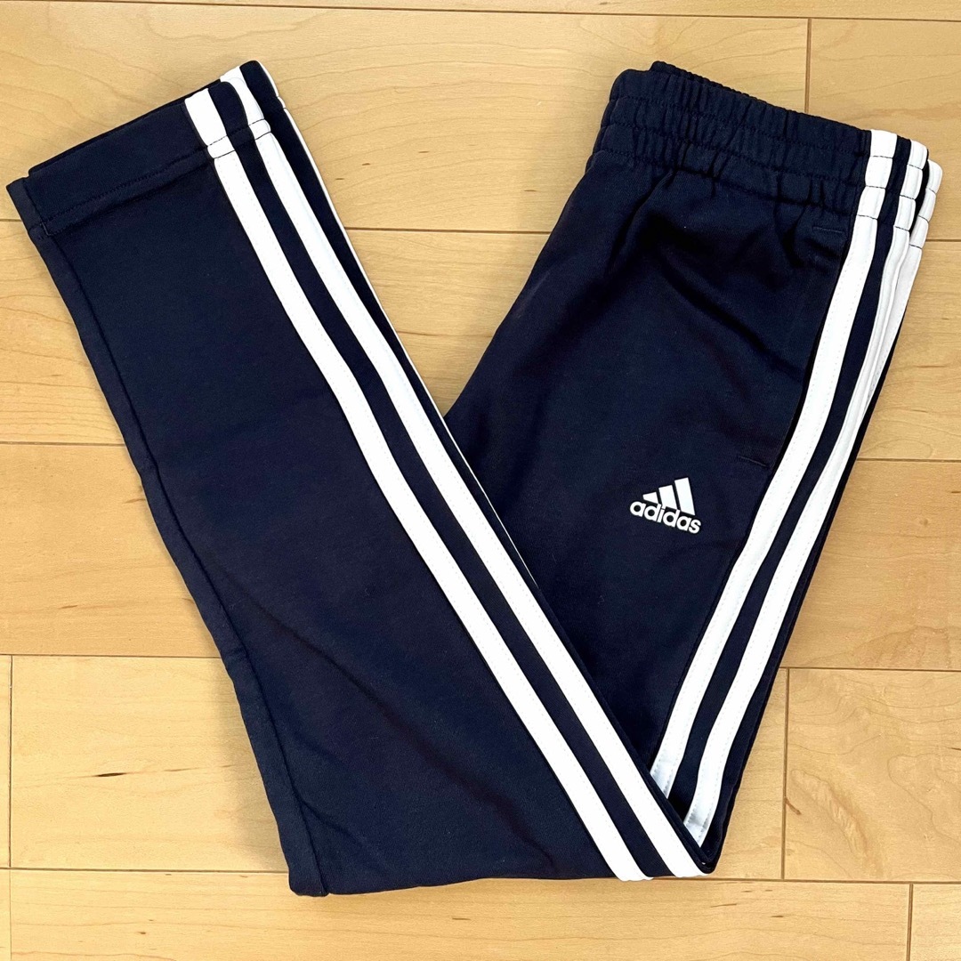 adidas(アディダス)のadidas アディダス スウェットパンツ キッズ 150cm 紺色☆新品未使用 キッズ/ベビー/マタニティのキッズ服男の子用(90cm~)(パンツ/スパッツ)の商品写真